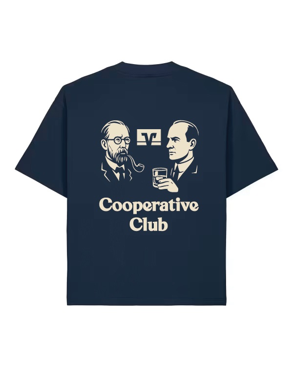T-Shirt mit Schultze Delisch und Raiffeisen als Bild in der Mitte das Markenzeichen und darunter der Schriftzug Cooperative Club