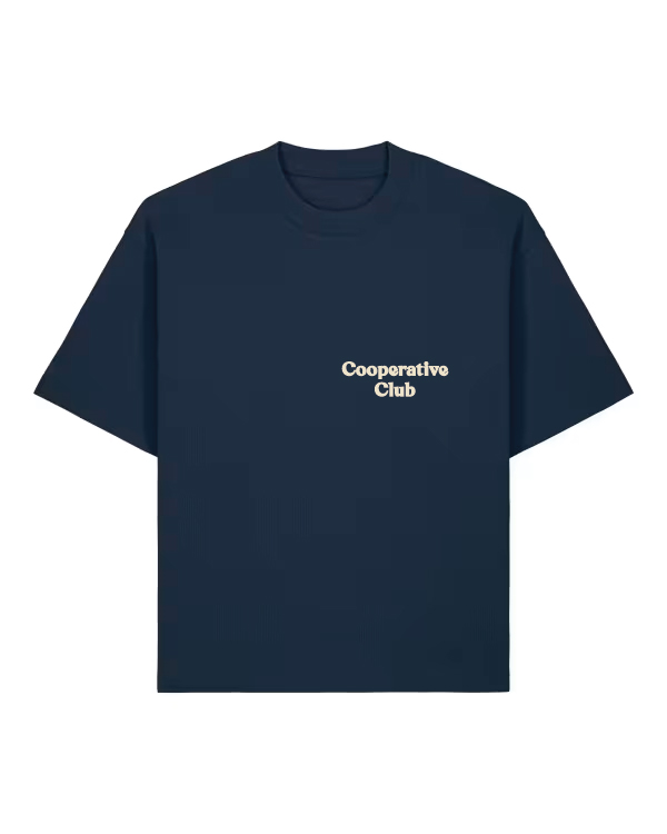 T-Shirt in der Farbe french navy mit dem Schriftzug Cooperative auf der linken Brust